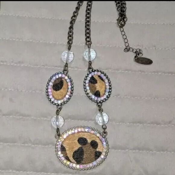 Plunder Elegant Animal Leopard Print Necklace with Crystal Accents 19"+3" Ext - Picture 11 of 16